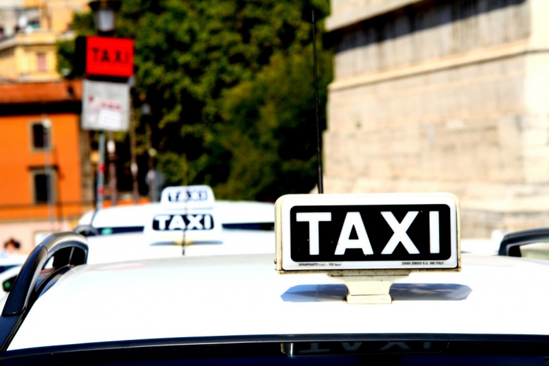 taxis-GOURDON-min_taxi_auto_rome_road_white-1051610